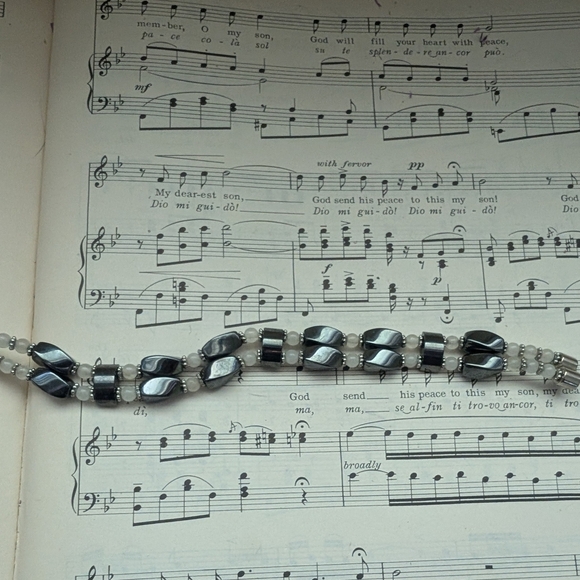 Elegant Black and Silver Beaded Bracelet Magnetic - Picture 3 of 6